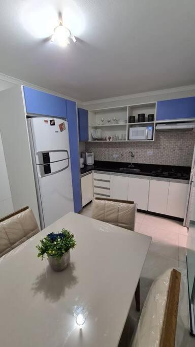 Casal E Solteiro Em Casa Familiar