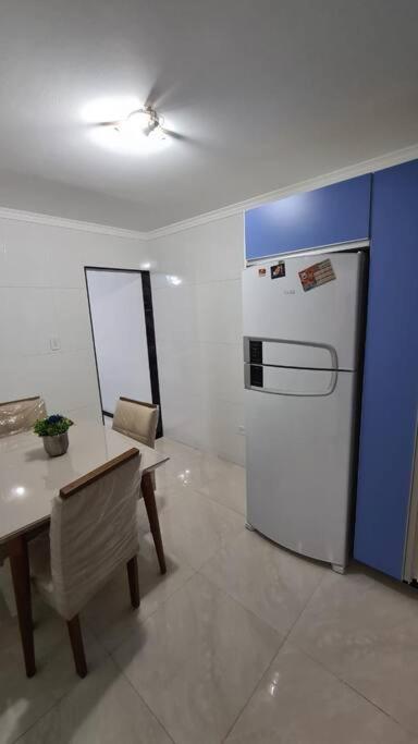 Casal E Solteiro Em Casa Familiar